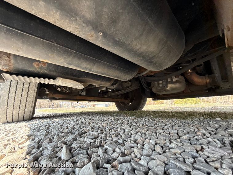 image for item ES5923 2011 Volvo VN semi truck