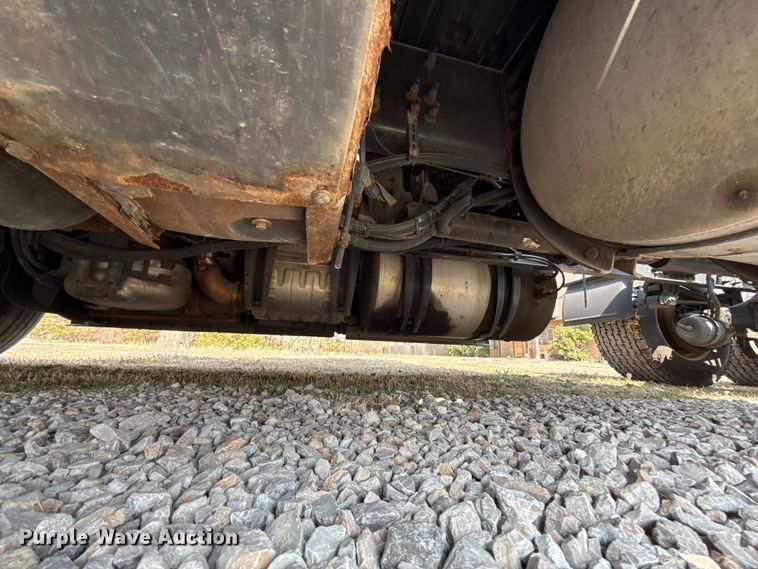 image for item ES5923 2011 Volvo VN semi truck