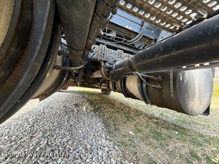 image for item ES5923 2011 Volvo VN semi truck