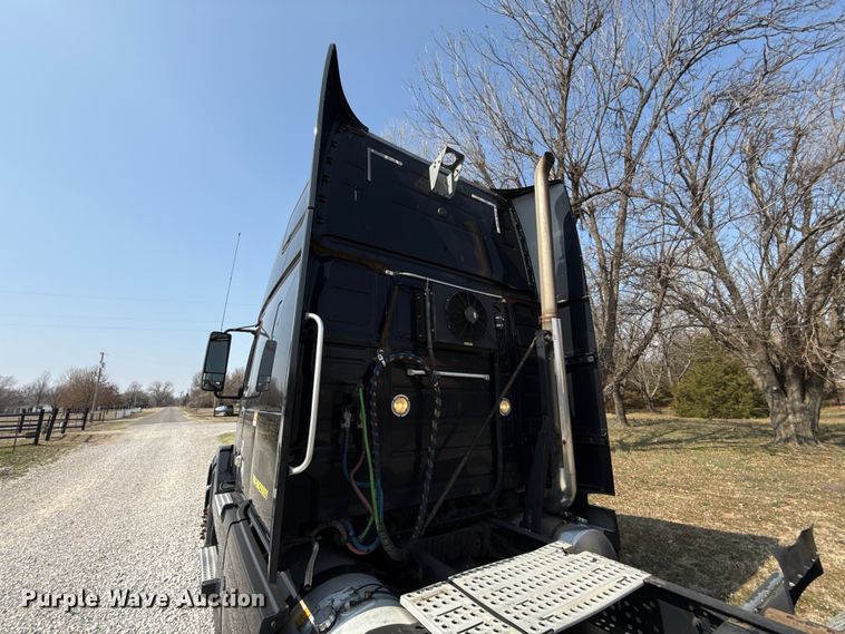 image for item ES5923 2011 Volvo VN semi truck