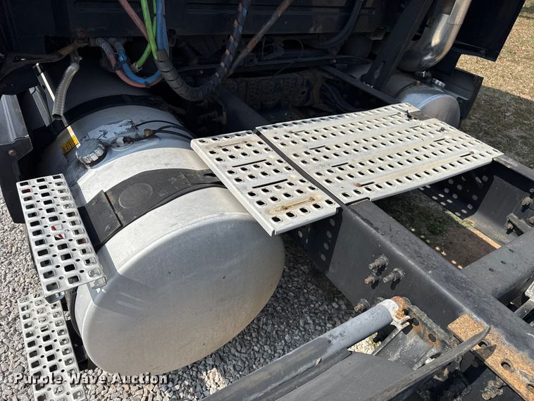 image for item ES5923 2011 Volvo VN semi truck