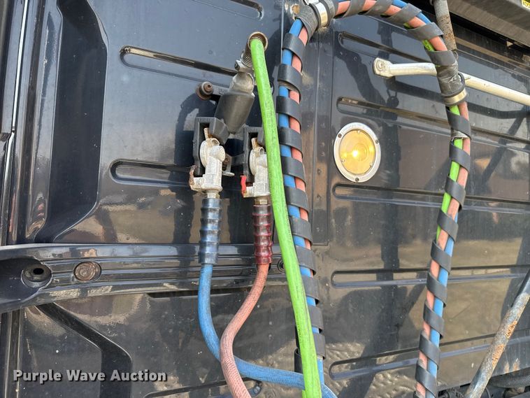 image for item ES5923 2011 Volvo VN semi truck