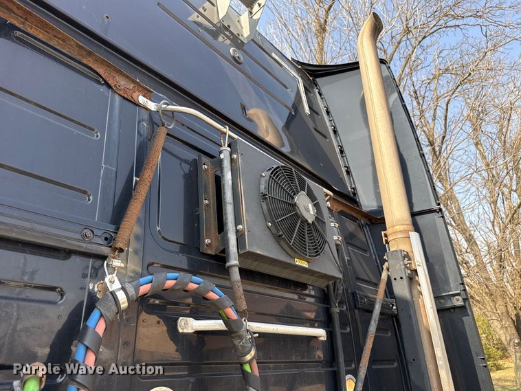 image for item ES5923 2011 Volvo VN semi truck