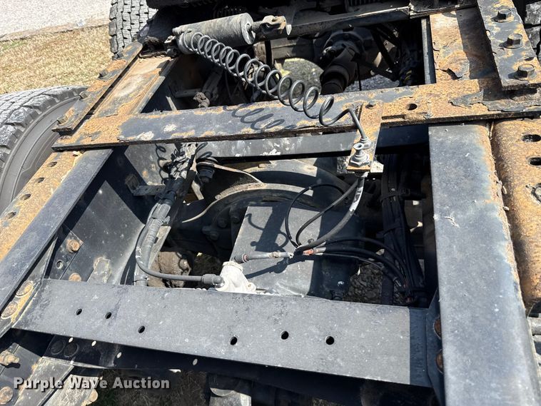 image for item ES5923 2011 Volvo VN semi truck