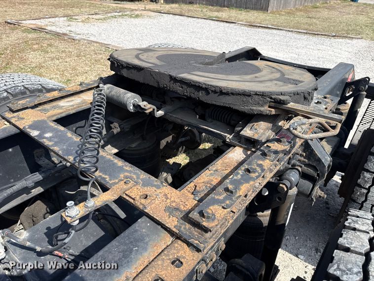 image for item ES5923 2011 Volvo VN semi truck