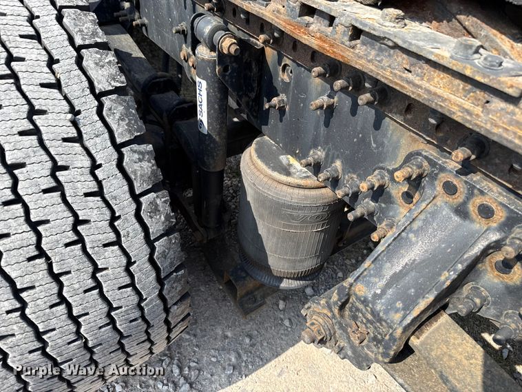 image for item ES5923 2011 Volvo VN semi truck