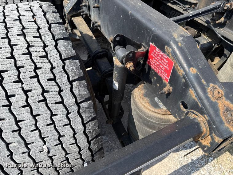 image for item ES5923 2011 Volvo VN semi truck