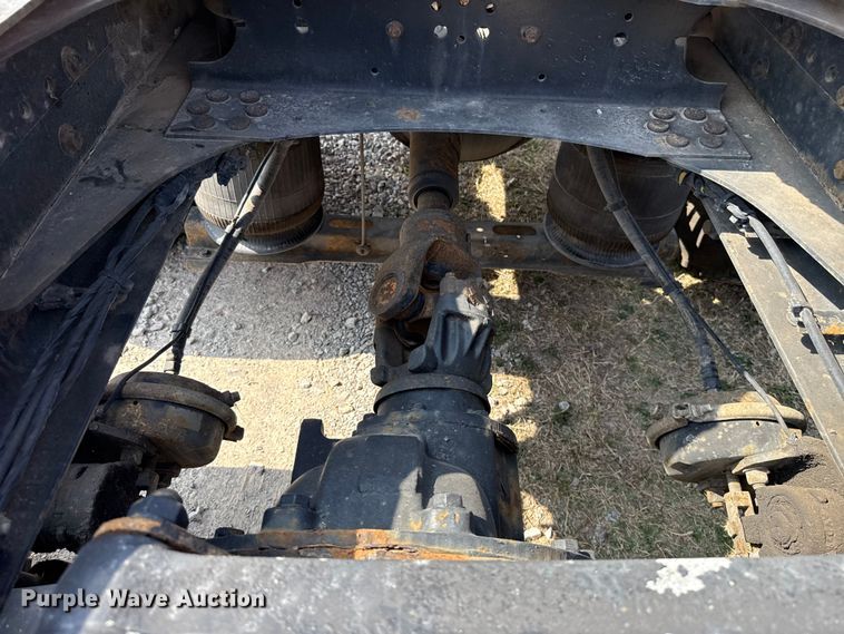 image for item ES5923 2011 Volvo VN semi truck