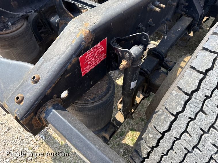 image for item ES5923 2011 Volvo VN semi truck