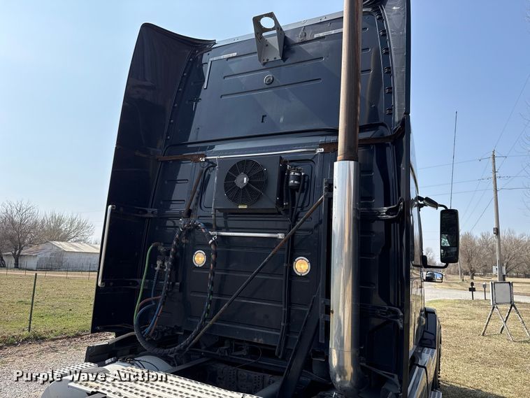 image for item ES5923 2011 Volvo VN semi truck