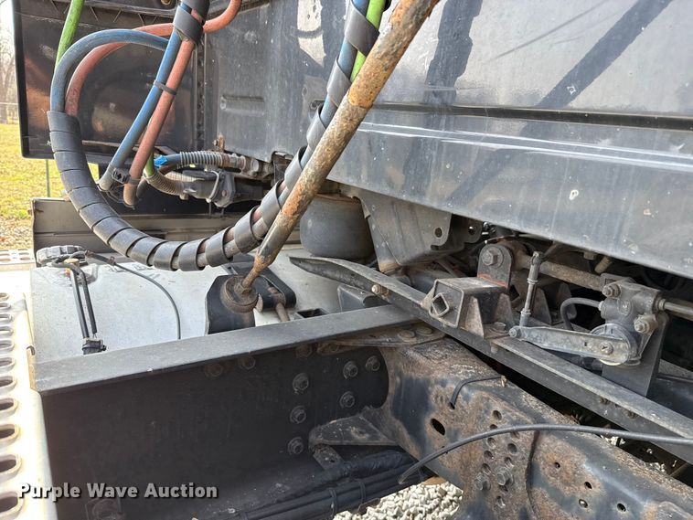 image for item ES5923 2011 Volvo VN semi truck