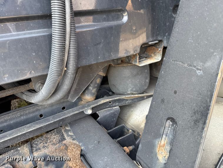 image for item ES5923 2011 Volvo VN semi truck