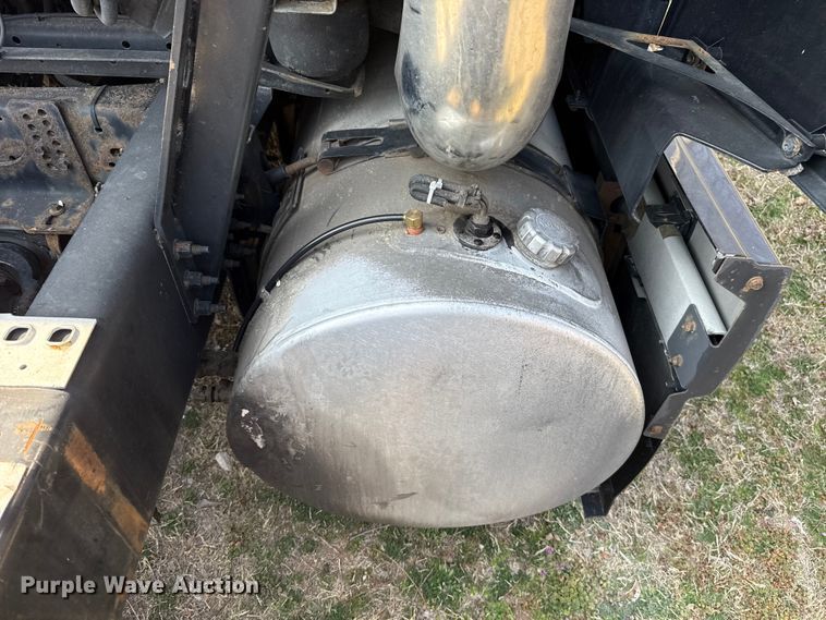 image for item ES5923 2011 Volvo VN semi truck