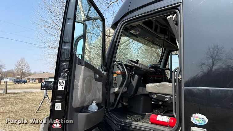 image for item ES5923 2011 Volvo VN semi truck