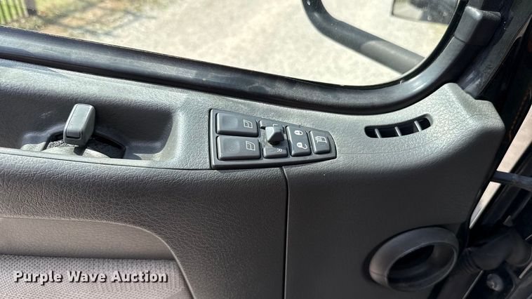 image for item ES5923 2011 Volvo VN semi truck