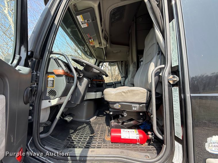 image for item ES5923 2011 Volvo VN semi truck