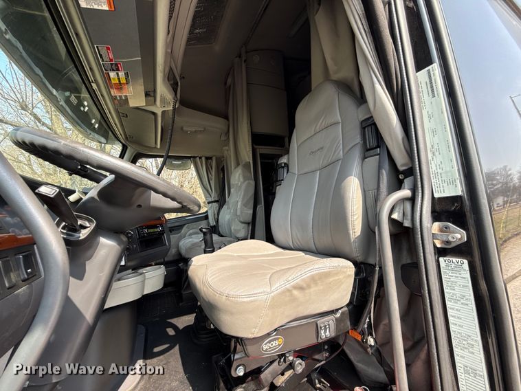 image for item ES5923 2011 Volvo VN semi truck