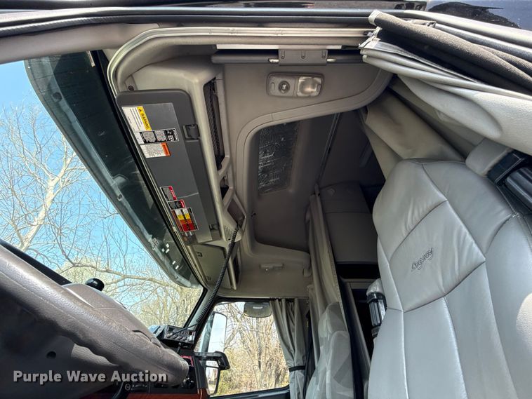 image for item ES5923 2011 Volvo VN semi truck