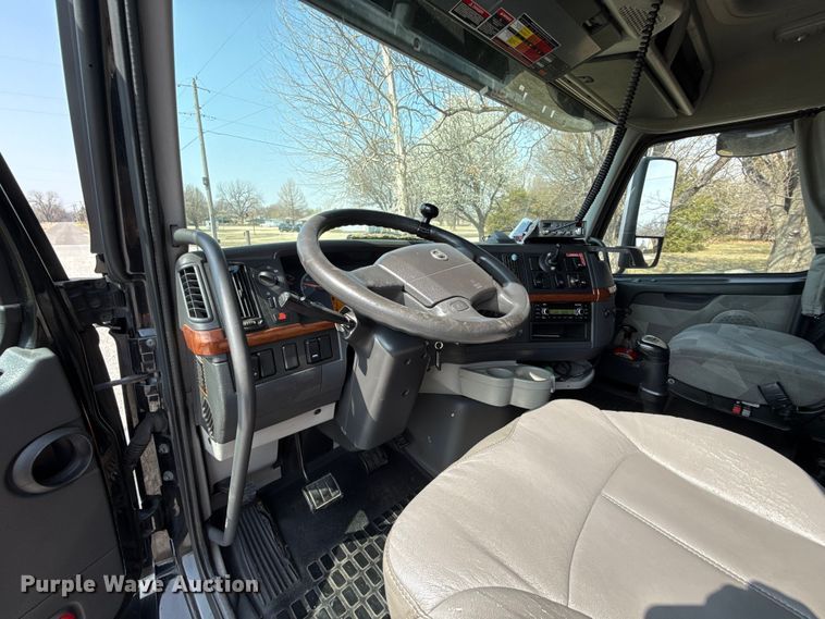 image for item ES5923 2011 Volvo VN semi truck