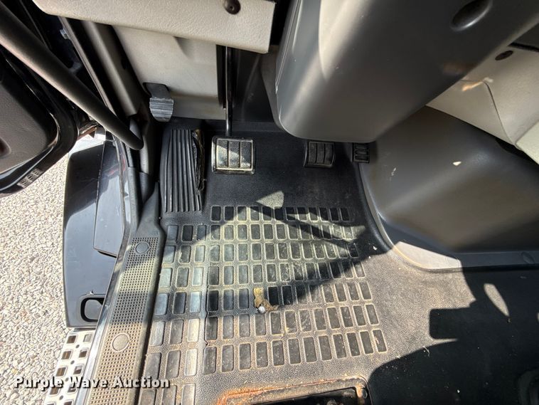 image for item ES5923 2011 Volvo VN semi truck