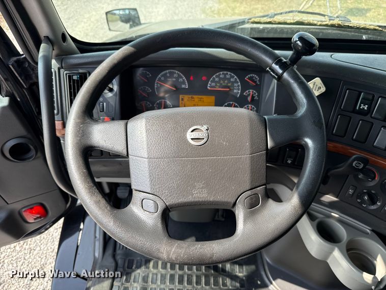 image for item ES5923 2011 Volvo VN semi truck