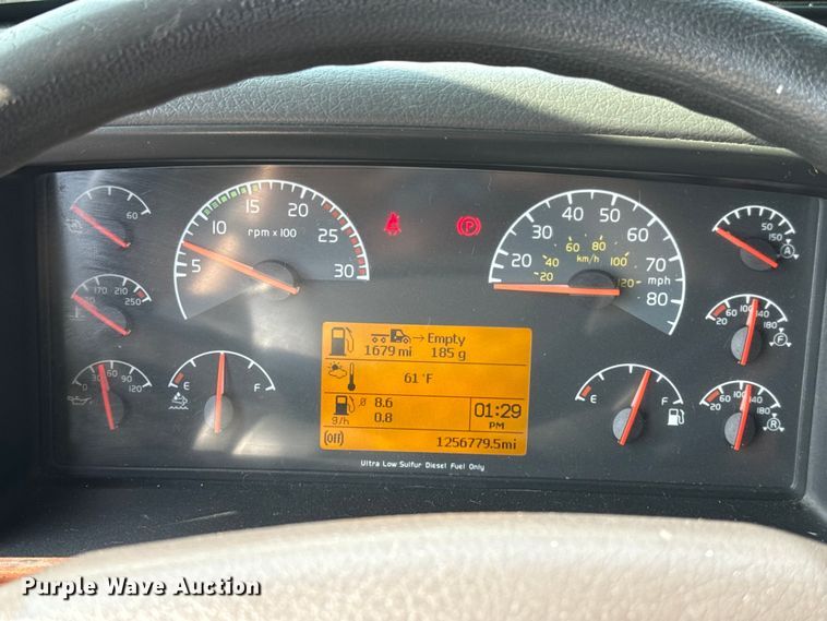 image for item ES5923 2011 Volvo VN semi truck