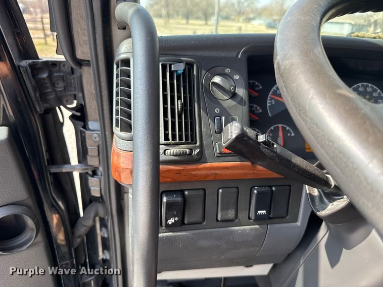 image for item ES5923 2011 Volvo VN semi truck