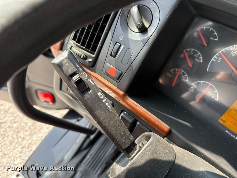 image for item ES5923 2011 Volvo VN semi truck