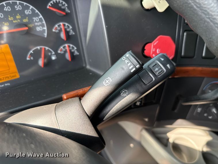 image for item ES5923 2011 Volvo VN semi truck