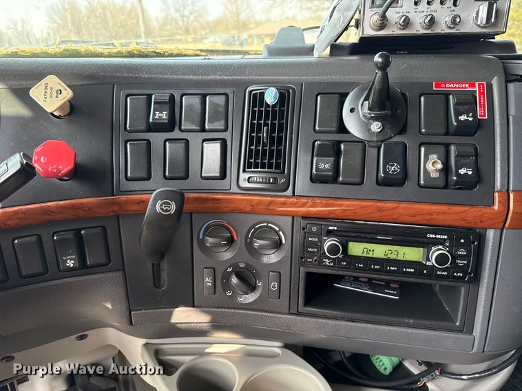 image for item ES5923 2011 Volvo VN semi truck