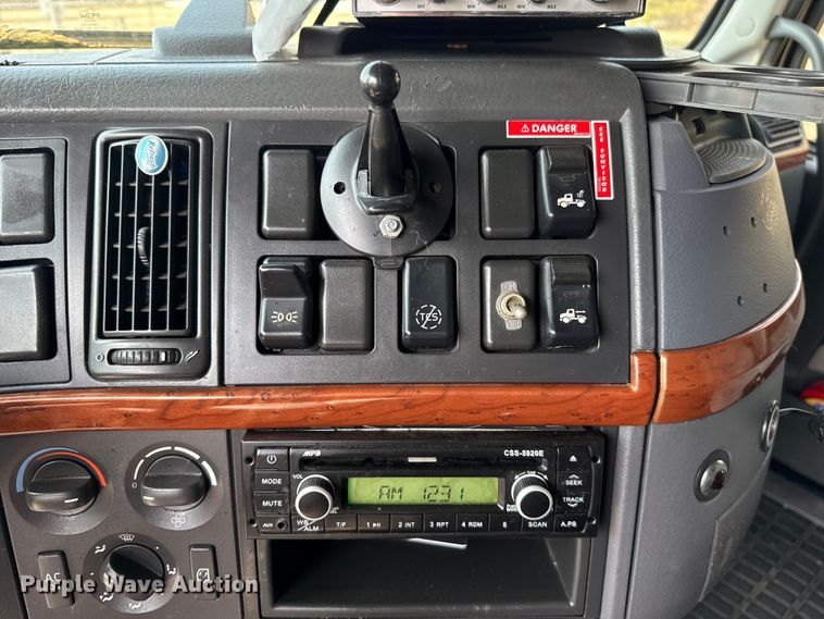 image for item ES5923 2011 Volvo VN semi truck