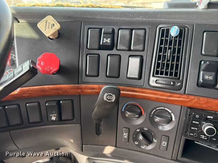 image for item ES5923 2011 Volvo VN semi truck