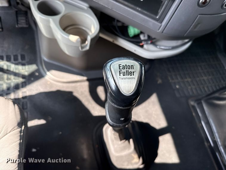 image for item ES5923 2011 Volvo VN semi truck