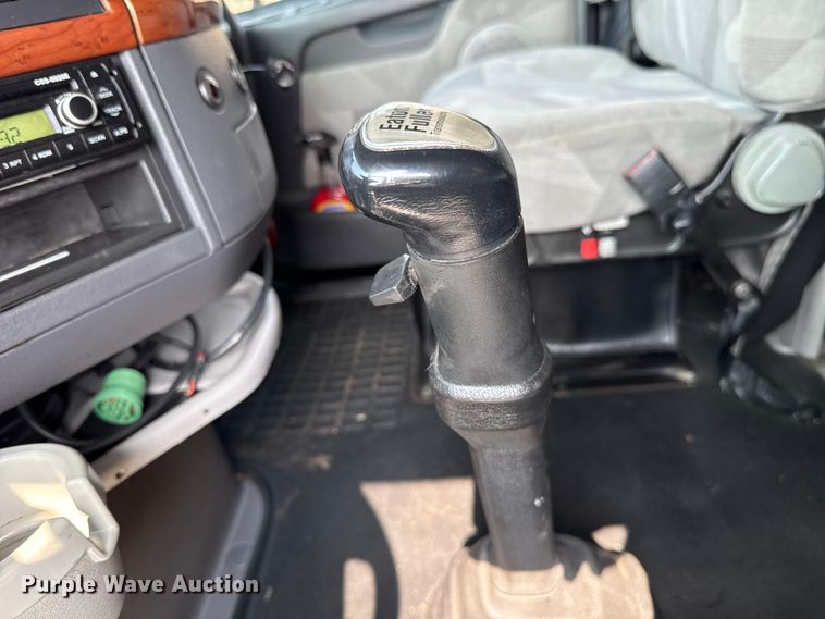 image for item ES5923 2011 Volvo VN semi truck