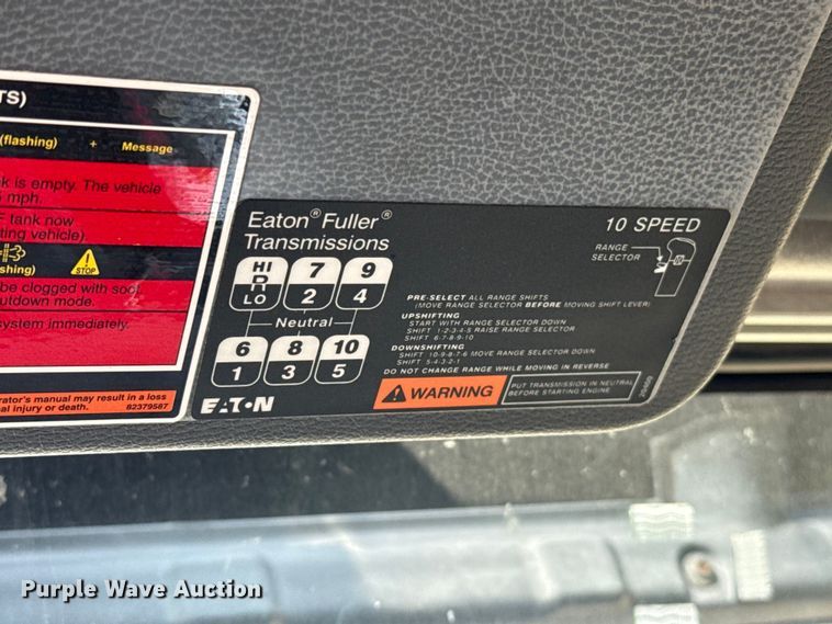 image for item ES5923 2011 Volvo VN semi truck