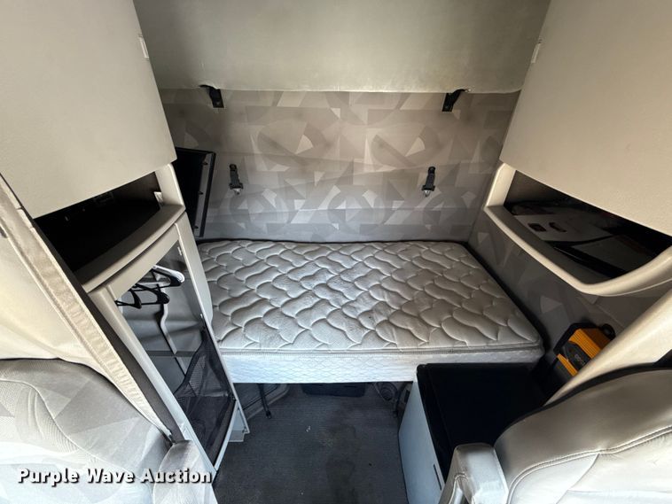 image for item ES5923 2011 Volvo VN semi truck