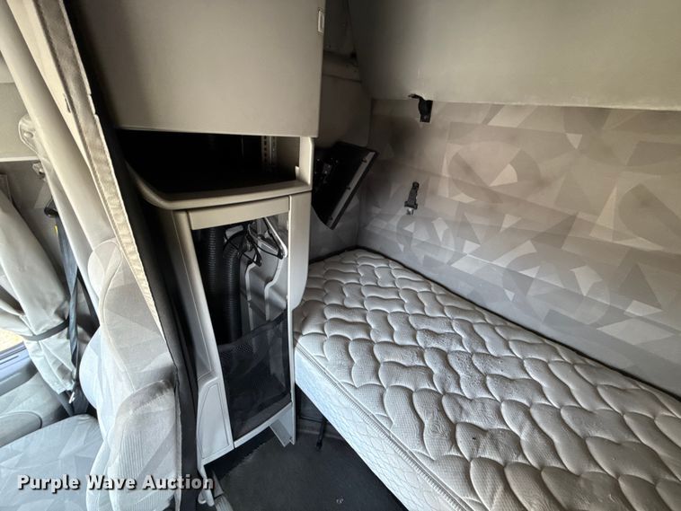 image for item ES5923 2011 Volvo VN semi truck