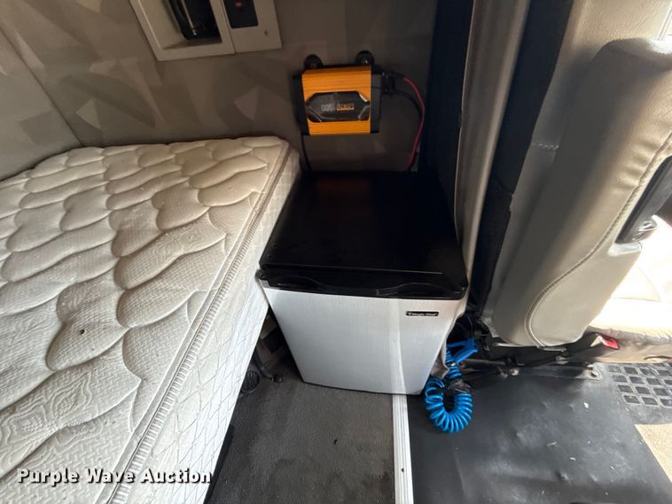 image for item ES5923 2011 Volvo VN semi truck