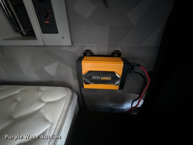 image for item ES5923 2011 Volvo VN semi truck