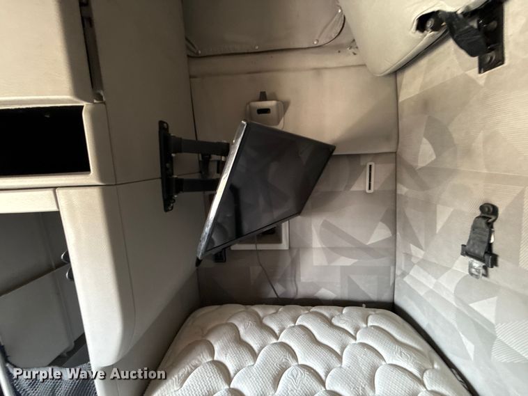 image for item ES5923 2011 Volvo VN semi truck