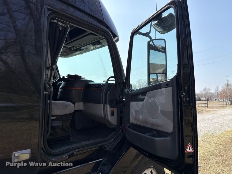 image for item ES5923 2011 Volvo VN semi truck