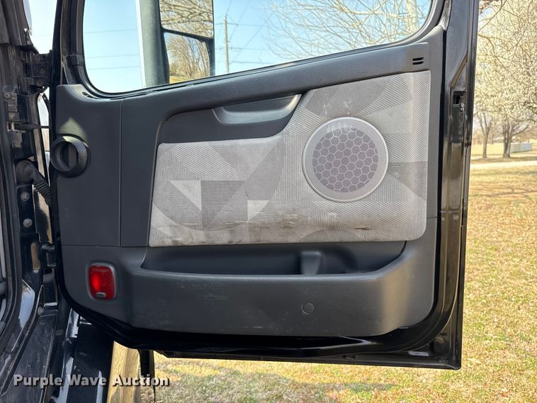 image for item ES5923 2011 Volvo VN semi truck