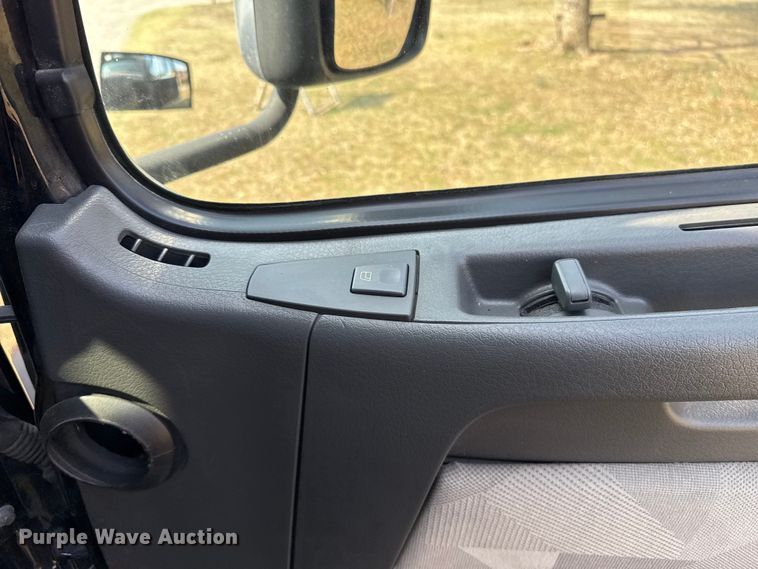 image for item ES5923 2011 Volvo VN semi truck