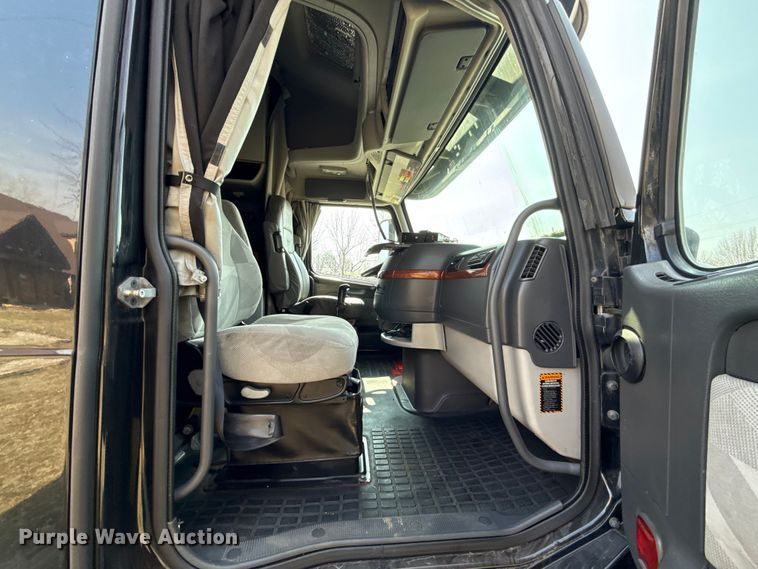 image for item ES5923 2011 Volvo VN semi truck