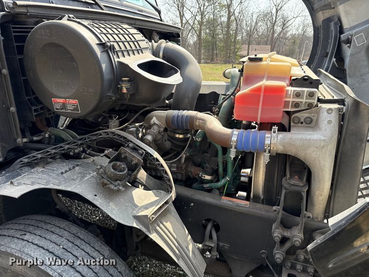 image for item ES5923 2011 Volvo VN semi truck