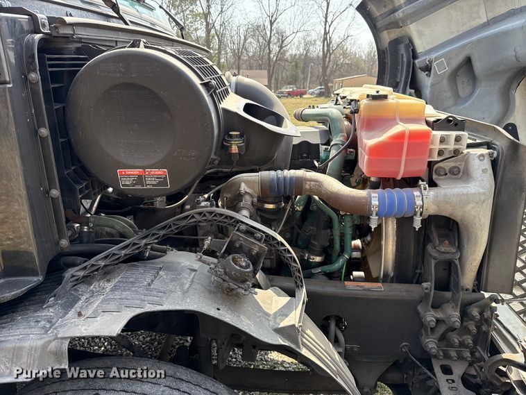 image for item ES5923 2011 Volvo VN semi truck