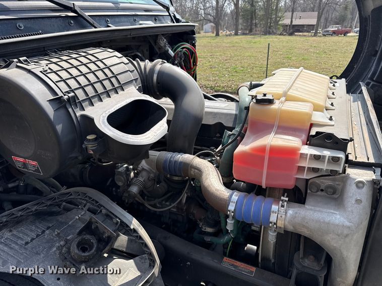 image for item ES5923 2011 Volvo VN semi truck