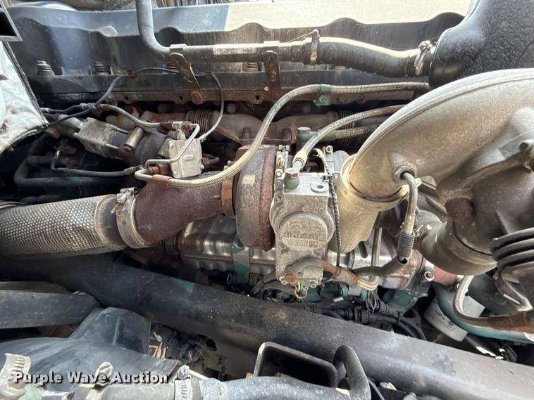 image for item ES5923 2011 Volvo VN semi truck