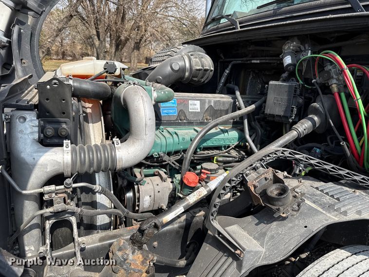 image for item ES5923 2011 Volvo VN semi truck