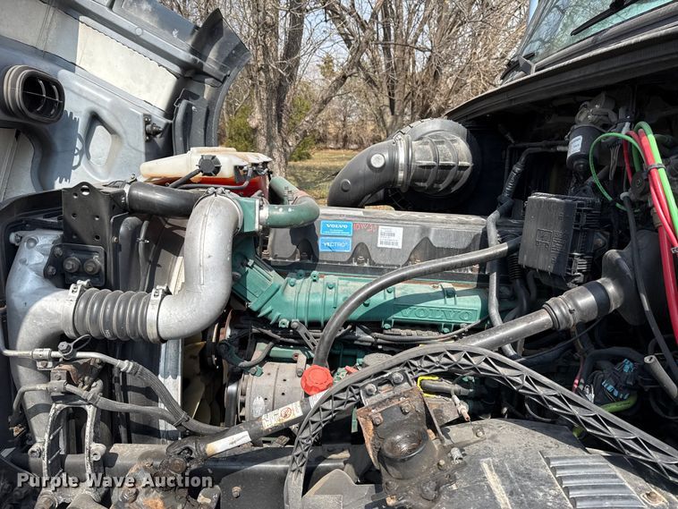 image for item ES5923 2011 Volvo VN semi truck